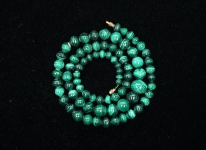 SAUTOIR composed of falling malachite balls...