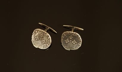 PAIR OF HANDLEBUTTONS in silver min 800/°°...