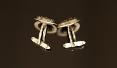 PAIR OF HANDLEBUTTONS in silver min 800/°°...