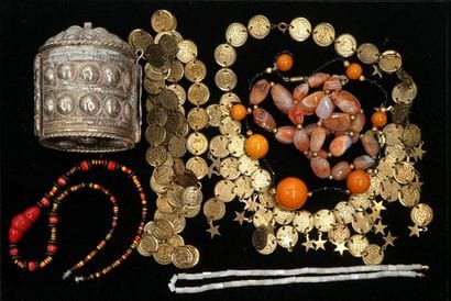 SET of ethnic jewelry in silver- and gold-plated...