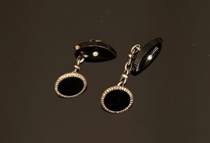 PAIR OF HANDLEBUTTONS in silver min 800/°°...