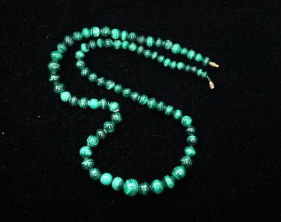 SAUTOIR composed of falling malachite balls...