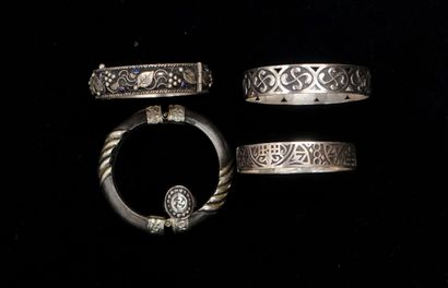 SET in silver min 800/°° comprising 2 rigid...