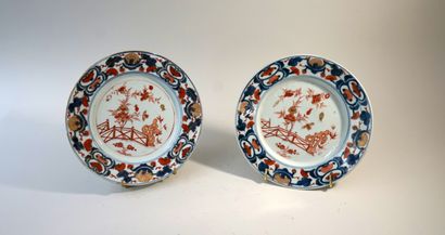 Paire d'assiettes en porcelaine à décor rouge...