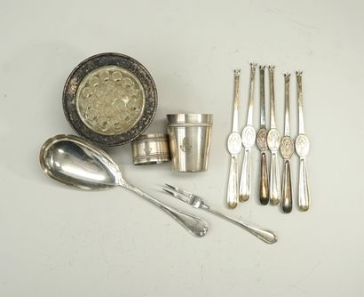 Ensemble en métal argenté comprenant 1 cuillère...