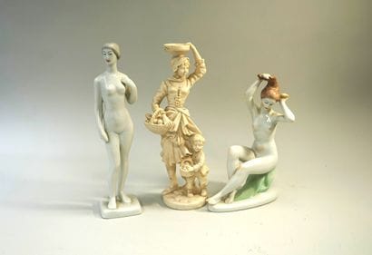 Ensemble de 3 statuettes féminines : 2 nus...