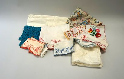 Ensemble de napperons, linge de maison, etc....
