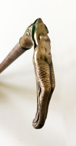 Canne à pommeau en métal argenté figurant...