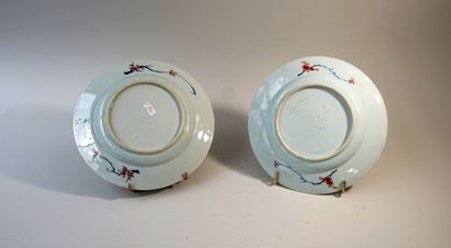 Paire d'assiettes en porcelaine à décor rouge...