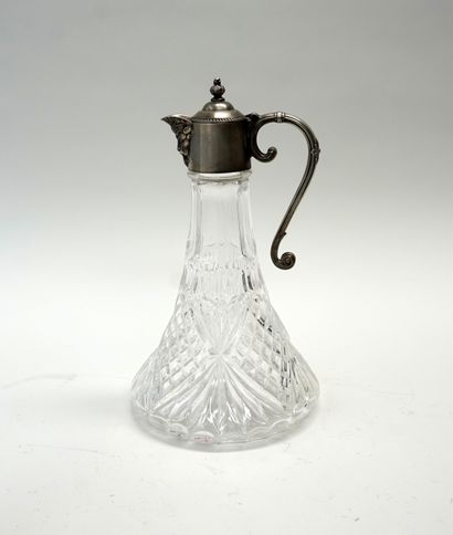 Aiguière en verre taillé, monture en métal...