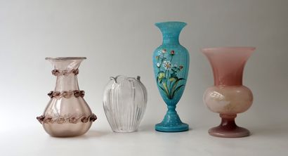 Ensemble de 3 vases en verre dont 2 en opaline...