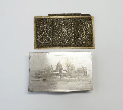 Boîte rectangulaire en métal argenté représentant...