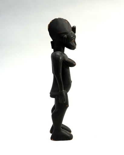 Statuette féminine nue, debout les bras le...