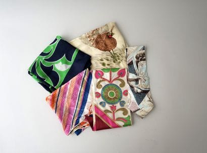 Ensemble de 4 foulards multicolores en matières...