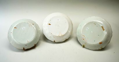 Ensemble de 3 assiettes en faïence polychrome...