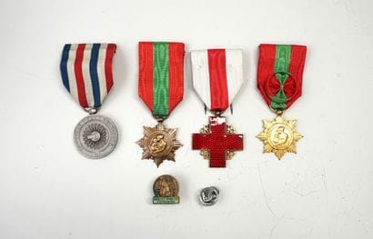 Ensemble en métal doré ou argenté et émaillé...