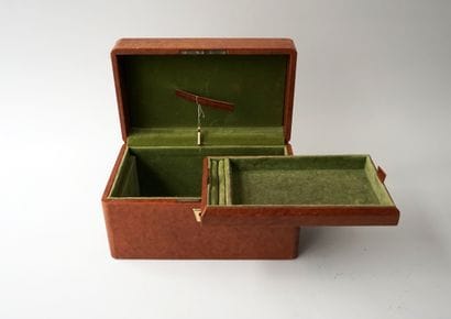 Coffret à bijoux en cuir fauve et intérieur...