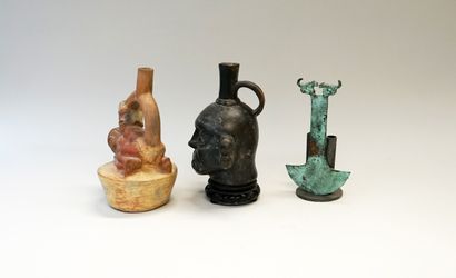 Ensemble comprenant 2 vases en terre cuite...