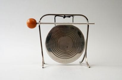 Gong de table en métal argenté et compos...