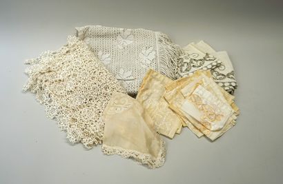 Ensemble de napperons, linge de maison, etc....