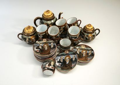 Service à thé en porcelaine à décor de RAKKANS...