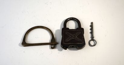 Ensemble de 2 cadenas anciens en fonte de...