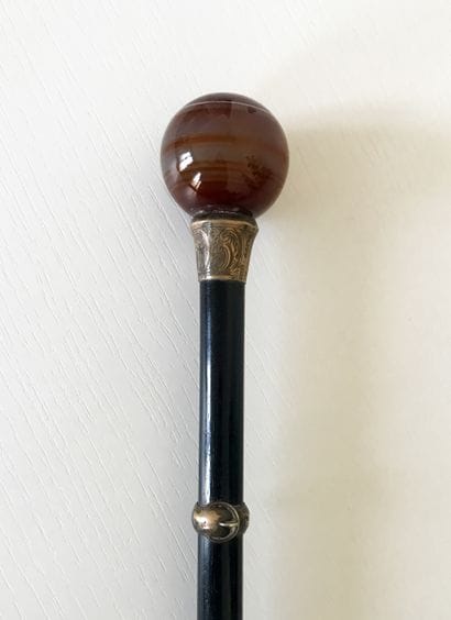 Canne à pommeau formée d'une boule d'agate...