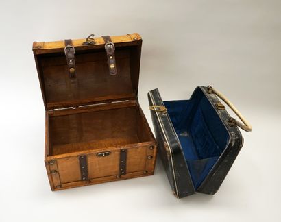 Ensemble comprenant 1 coffre en bois et cuir,...