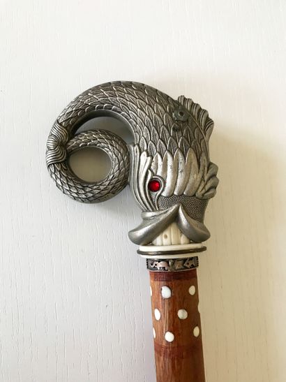 Canne à pommeau en métal argenté figurant...
