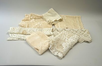 Ensemble au crochet blanc ou écru et broderies...