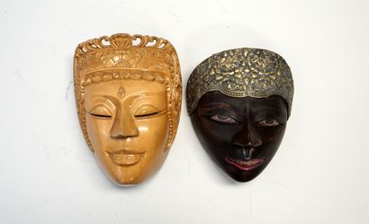 Ensemble comprenant 2 masques en bois polychrome...