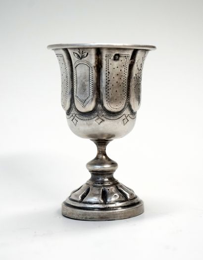 Coquetier à godrons et motifs poinçonné en...