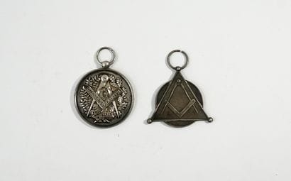 Ensemble de 2 médailles maçonniques en argent...