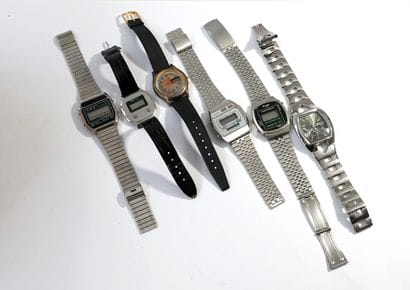 Ensemble de 6 montres bracelet métal doré...