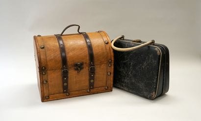 Ensemble comprenant 1 coffre en bois et cuir,...