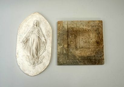Ensemble comprenant 1 bas-relief de Vierge...