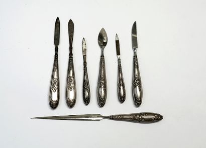 Nécessaire à ongles et divers à manches en...