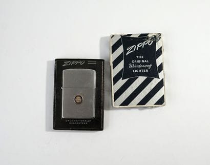 ZIPPO briquet en métal chromé brossé à l'insigne...