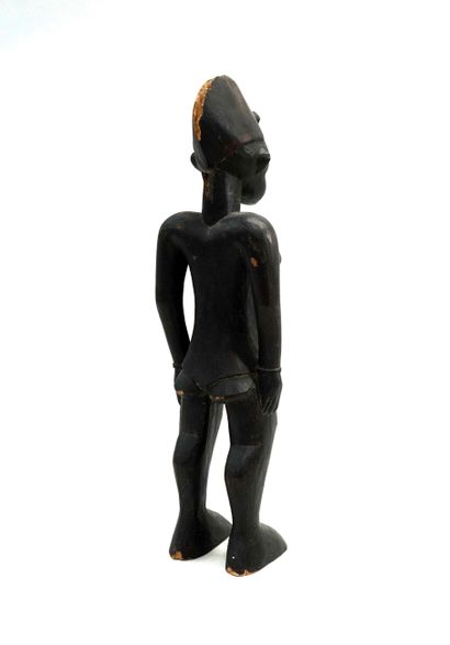 Statuette féminine nue, debout les bras le...