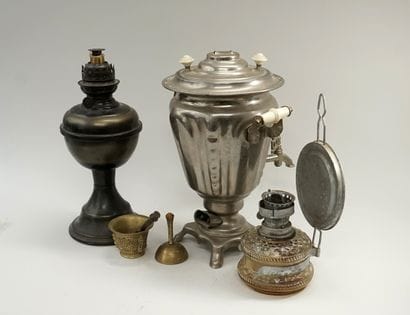 Ensemble en métal et verre comprenant 1 samovar...