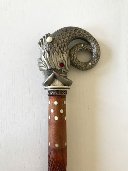 Canne à pommeau en métal argenté figurant...