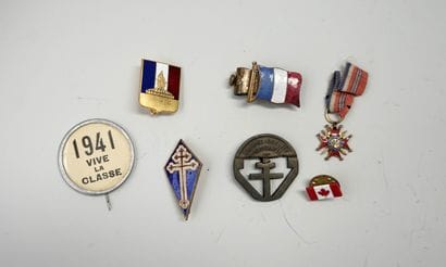 Ensemble en métal doré ou argenté comprenant...