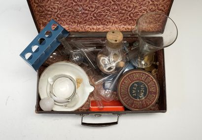 Ancienne valisette en carton peint contenant:...