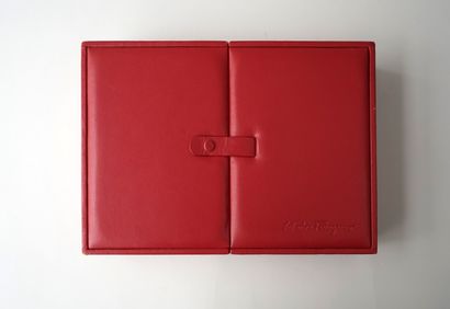 FERRAGAMO - Coffret en simili cuir rouge....