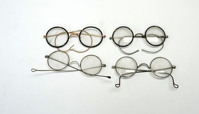 Ensemble de 4 paires de bésicles en métal...