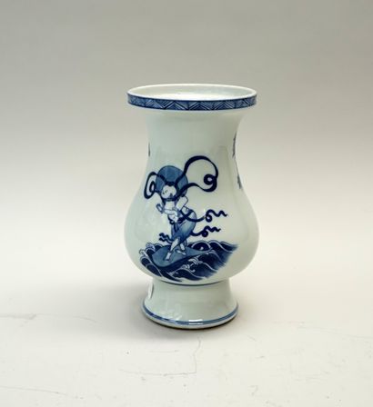 Vase en porcelaine à décor 