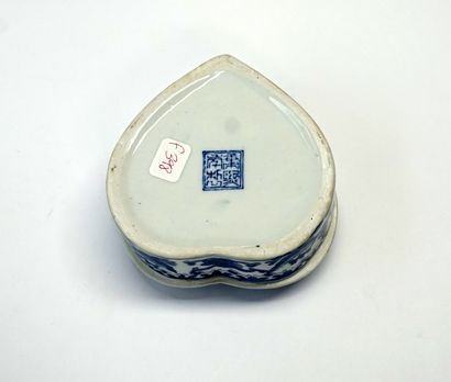 Boite couverte en forme de coeur en porcelaine...