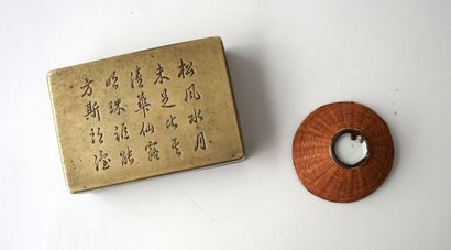 Boîte à encre en bronze ou laiton ornée d'inscriptions...
