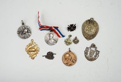Ensemble d'insignes, médailles et éléments...