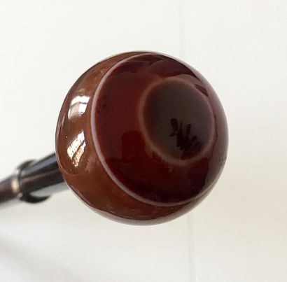 Canne à pommeau formée d'une boule d'agate...